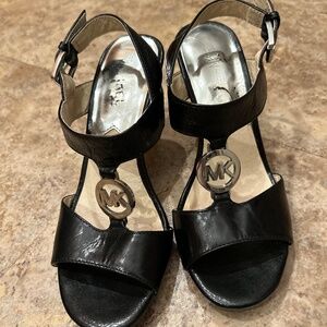 Michael Kors black heels in 6!